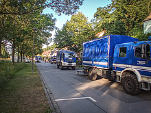 Fahrzeuge vor der Einsatzstelle